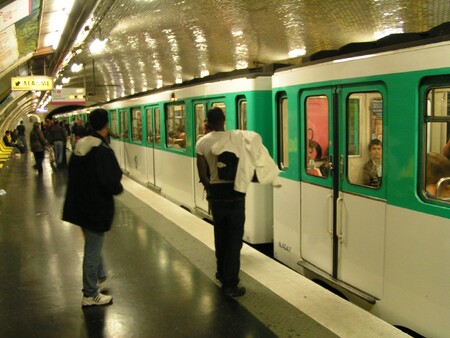 Do neděle mohou jezdit metrem Pařížané zdarma