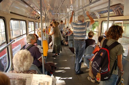 Tramvaj sice uveze více cestujících než autobus, ale méně než metro. Přímo úměrné kapacitě jsou náklady na pořízení i na provoz.