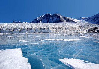 To, že je v Antarktidě nejvíce ledu co kdy bylo, je důsledek globálního oteplování. Jde totiž o led plovoucí. Toho pevninského stále ubývá. A čím víc ho ubývá, tím je voda v okolí Antarktidy méně slaná a proto snáze zamrzá.