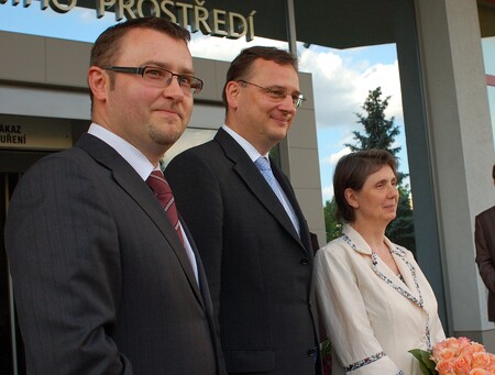 Pavel Drobil a Petr Nečas spolu s Rut Bízkovou při uvedení nového ministra životního prostředí do úřadu. Rezignoval po pěti měsících.