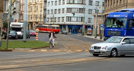 Cyklista na tramvajovém pásu se chystá projet křižovatku v rozporu s dopravními předpisy. Ušetří tím čas a cítí se více bezpečně, než kdyby měl projet křižovatku podle předpisů. Další fotografie ve fotogalerii.