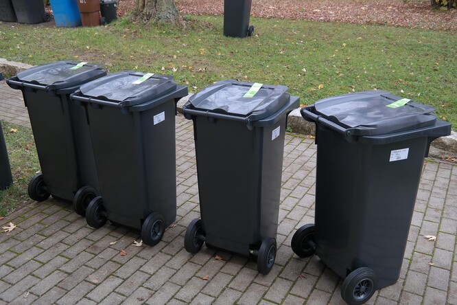 Podle Arniky se obcím Plzeňského kraje osvědčilo zavedení motivačního systému PAYT čili plateb za skutečný objem vyhozeného odpadu, které motivují obyvatele vyhazovat do popelnic méně směsného odpadu.