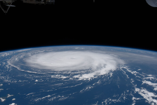 Hurikán Sam, který na konci září udeřil na jih Spojených států amerických, se stal vůbec prvním hurikánem, do jehož nitra mohli meteorologové nahlédnout.