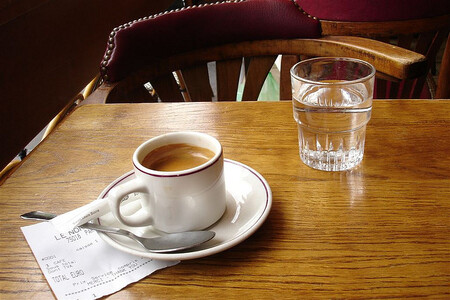 Aby se dal uvařit jeden šálek kávy, je zapotřebí mnohem více vody, než kolik se vejde do hrníčku.