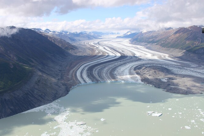 Pod pojmem kryosféra se skrývá veškeré zemské prostředí, kde se voda nachází v pevném skupenství. Led na moři i na jezerech a řekách, pevninské ledovce, ledové příkrovy i vytrvale zamrzlá půda permafrostu.