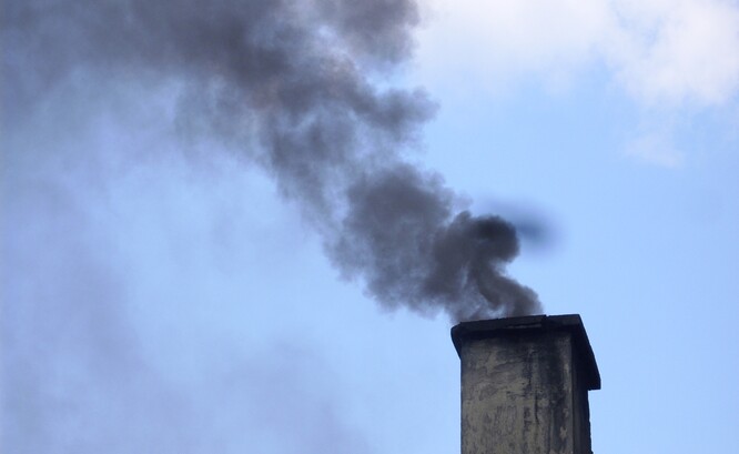 Ve většině sídel meziročně poklesly koncentrace benzo(a)pyrenu. Jeho původcem v ovzduší bývá nedokonalé spalování fosilních a pevných paliv a také některá průmyslová výroba.