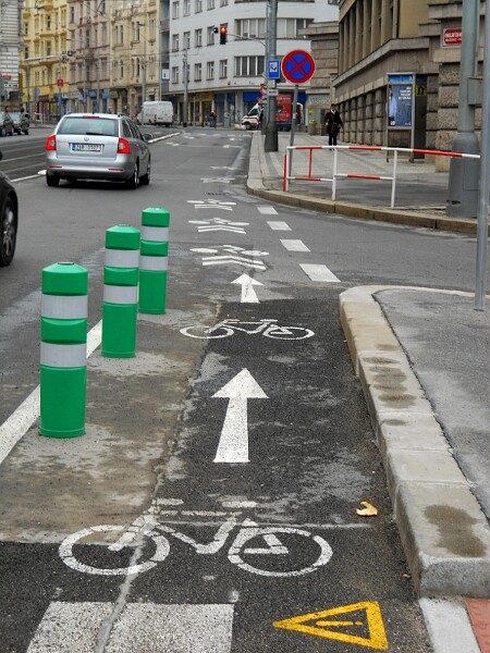 Cyklistům v Praze chybí infrastruktura. Jediné. co se za dva roky povedlo, je přestvaba křižovatky na nábřeží Kapitána Jaroše a Dukelských hrdinů