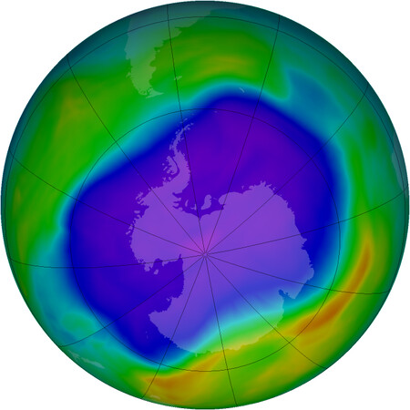 Nad Antarktidou vědci zpozorovali ozonovou díru poprvé na počátku 80. let 20. století. Na satelitním snímku je jedna z největších ozonových děr nad Antarktidou z roku 2006.