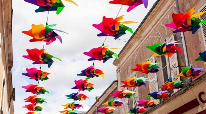 Podobné instalace byly úspěšně provedeny v řadě historických měst po celé Evropě, například v Brně jsou to zavěšené barevné deštníky.