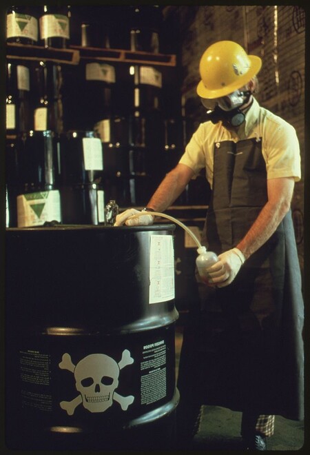 Obchod s padělanými pesticidy vynáší kolem miliardy euro ročně.