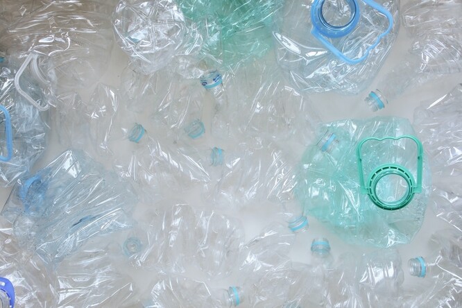 Problém s plasty je v Indonésii velmi akutní. Tato ostrovní země je druhá na světě po Číně co do množství plastů, které končí v jejích mořích.