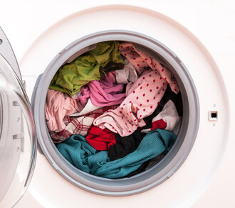Ušetřit za energie můžete i úsporným praním. Raději počkejte, až vám po dovolené špinavé oblečení naplní celý buben
