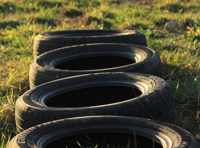 Brňané nepotřebné pneumatiky doposud mohli odevzdávat ve 14 sběrných střediscích, přičemž za jednu platili 30 korun, za pneumatiku i s diskem 55 korun. Zřejmě od června budou moci pneumatiky odevzdávat v 27 střediscích bezplatně.