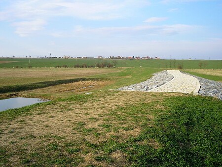 Na Vysočině přibudou příští rok dvě suché nádrže, které pomohou chránit před povodněmi Kojčice na Pelhřimovsku a Opatov na Třebíčsku.  Na ilustračním snímku suchý poldr.