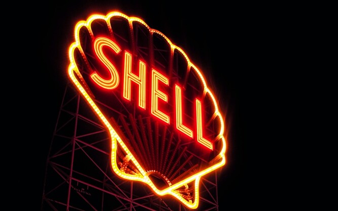 V roce 2015 se Shell uvolil zaplatit 70 milionů dolarů na kompenzacích pro 15 500 příslušníků kmene Ogoniů. V roce 2008 začal s čištěním ropných skvrn, přestože je podle firmy způsobily sabotáže potrubí provedené místními obyvateli, uvedla AFP.