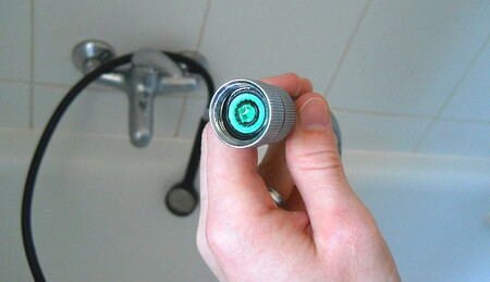 Regulátor průtoku vody. Lze snadno namontovat na sprchovou hadici. Pro umyvadla a dřezy lze použít jiné regulátory, vybavené perlátorem.