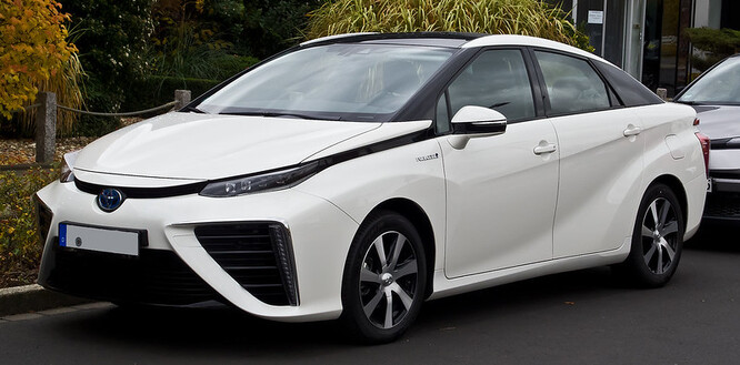 Toyota s uvedením vozu na trh čekala na vybudování vodíkových tankovacích stanic. Letos by měly být zprovozněné první dvě veřejné čerpací stanice na vodík v Praze a Litvínově.