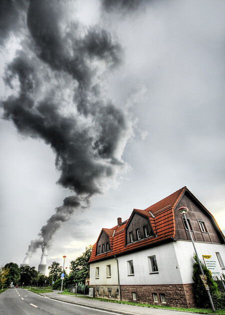 Evropský systém obchodování s povolenkami k opuštění spalování uhlí nevede. Na snímku německá hnědouhelná elektrárna Lippendorf.