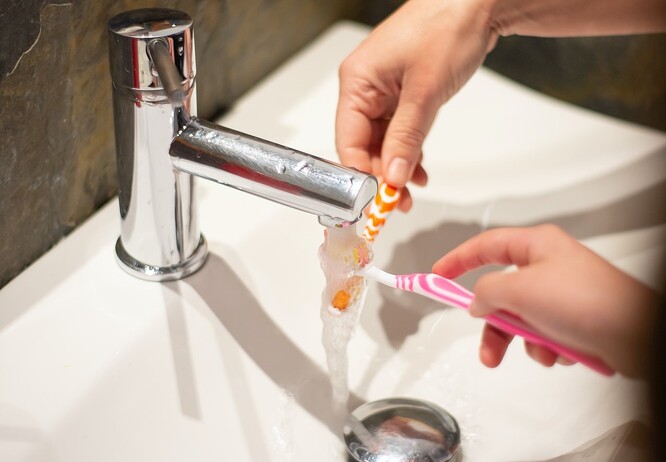 Podle průzkumu má velká část dětí dobře zažité návyky v nakládání s vodou. Při čištění zubů používá 72 procent dětí kelímek, 65 procent zavírá kohoutek mezi namydlením a opláchnutím rukou nad umyvadlem.